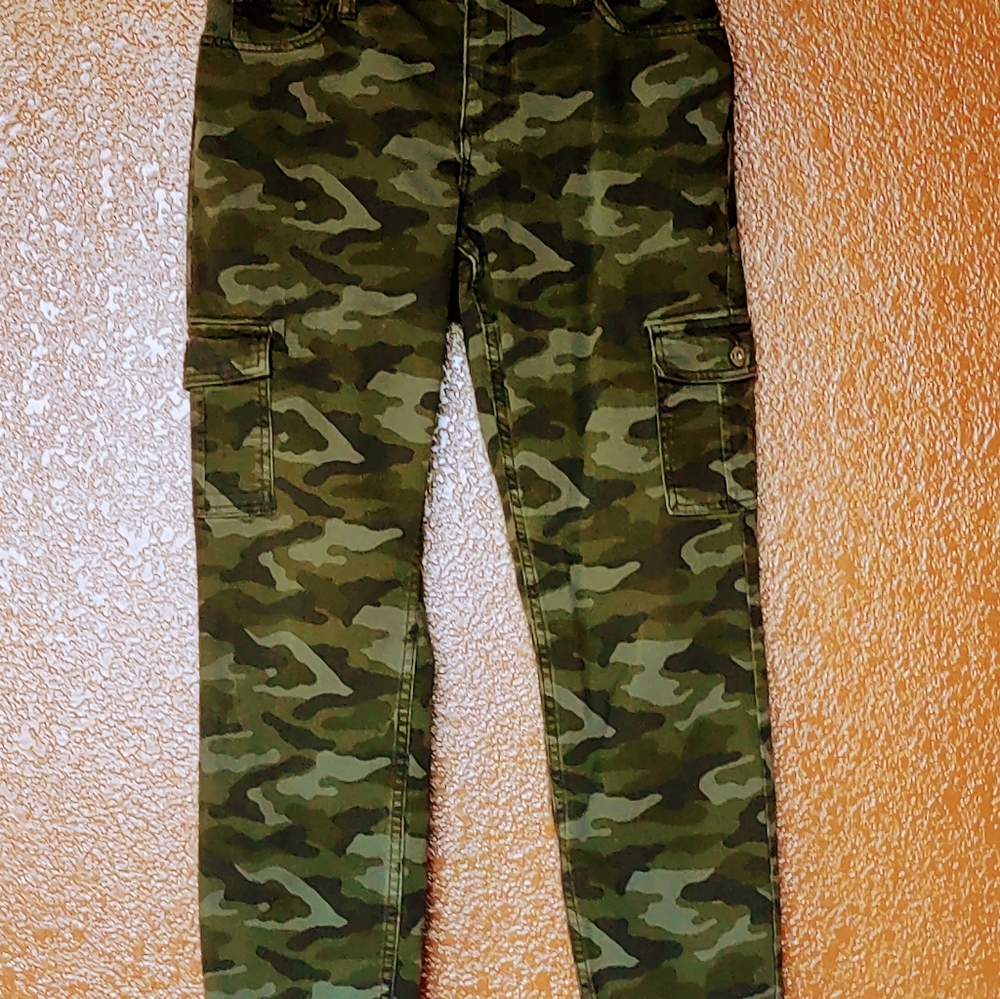 Arizona Brand Juniors size 15 camouflage cargo style skinny.